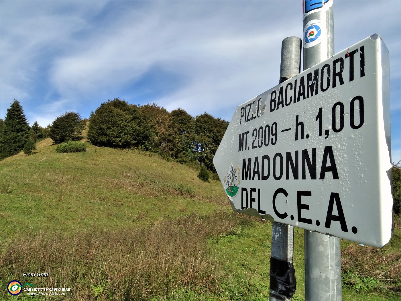 19 Per il Pizzo Baciamorti un'ora seguendo il sentierino in cresta.JPG